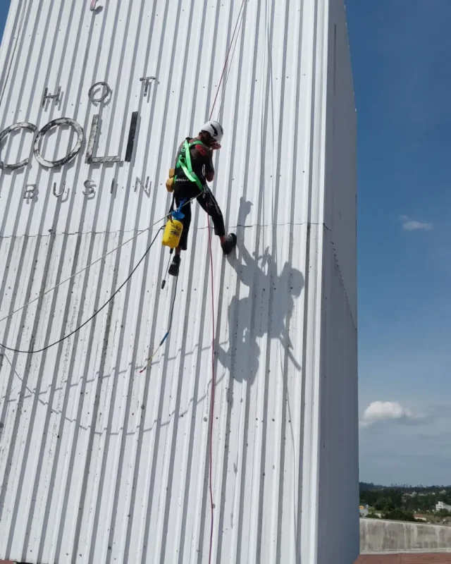 Manutenção, Revitalização e Repintura Fachada e Painéis e Letreiros